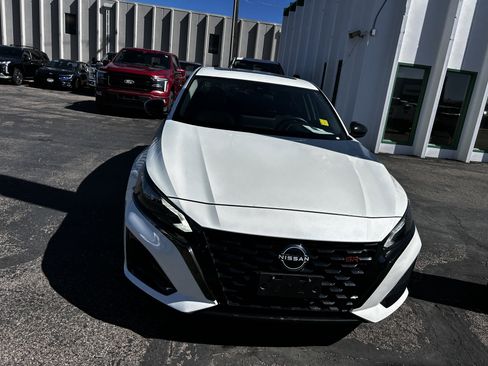 Used 2023 Nissan Altima 2.5 SR w/ SR Premium Package image 9