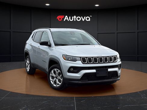 Used 2025 Jeep Compass Latitude AWD/4WD image 7