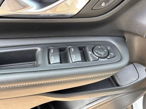 Used 2024 GMC Terrain SLE w/ Elevation Edition FWD image 9