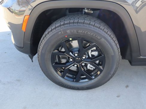 New 2025 Jeep Grand Cherokee L Altitude image 19