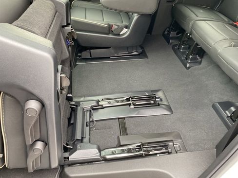 New 2025 Chevrolet Suburban Premier image 29