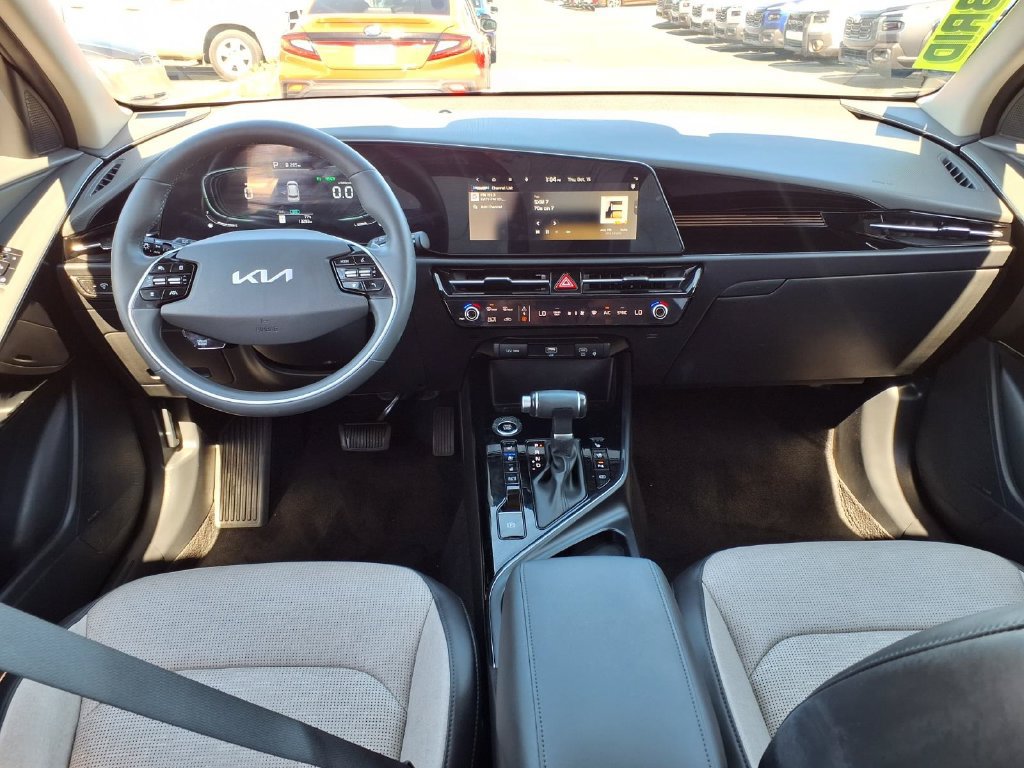 Used 2025 Kia Niro FWD image 2