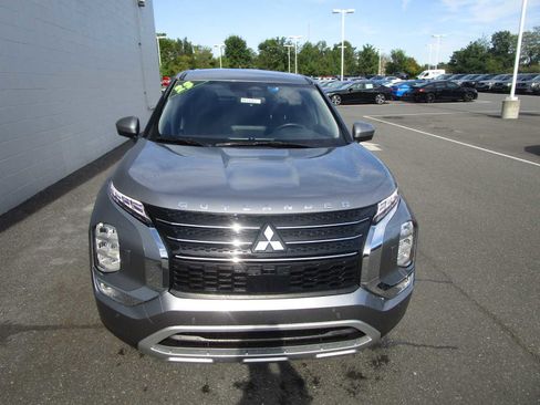 Used 2023 Mitsubishi Outlander SE image 2
