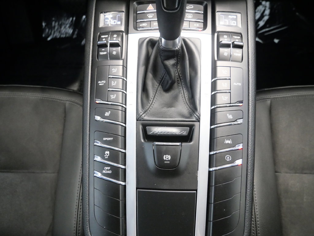 Used 2021 Porsche Macan AWD/4WD image 32