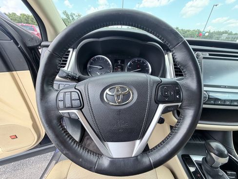 Used 2015 Toyota Highlander Limited w/ Driver Technology Package FWD image 14