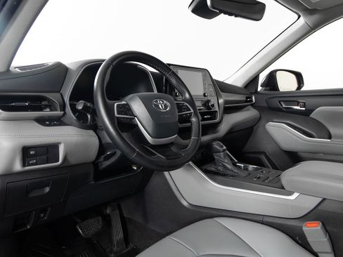 Used 2022 Toyota Highlander XLE image 14