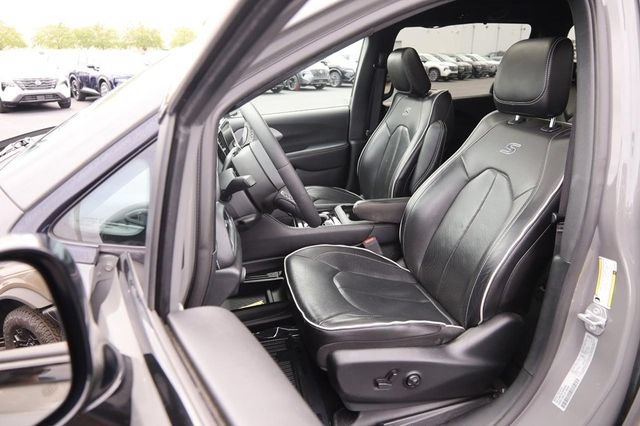 Used 2025 Chrysler Pacifica Limited FWD image 9