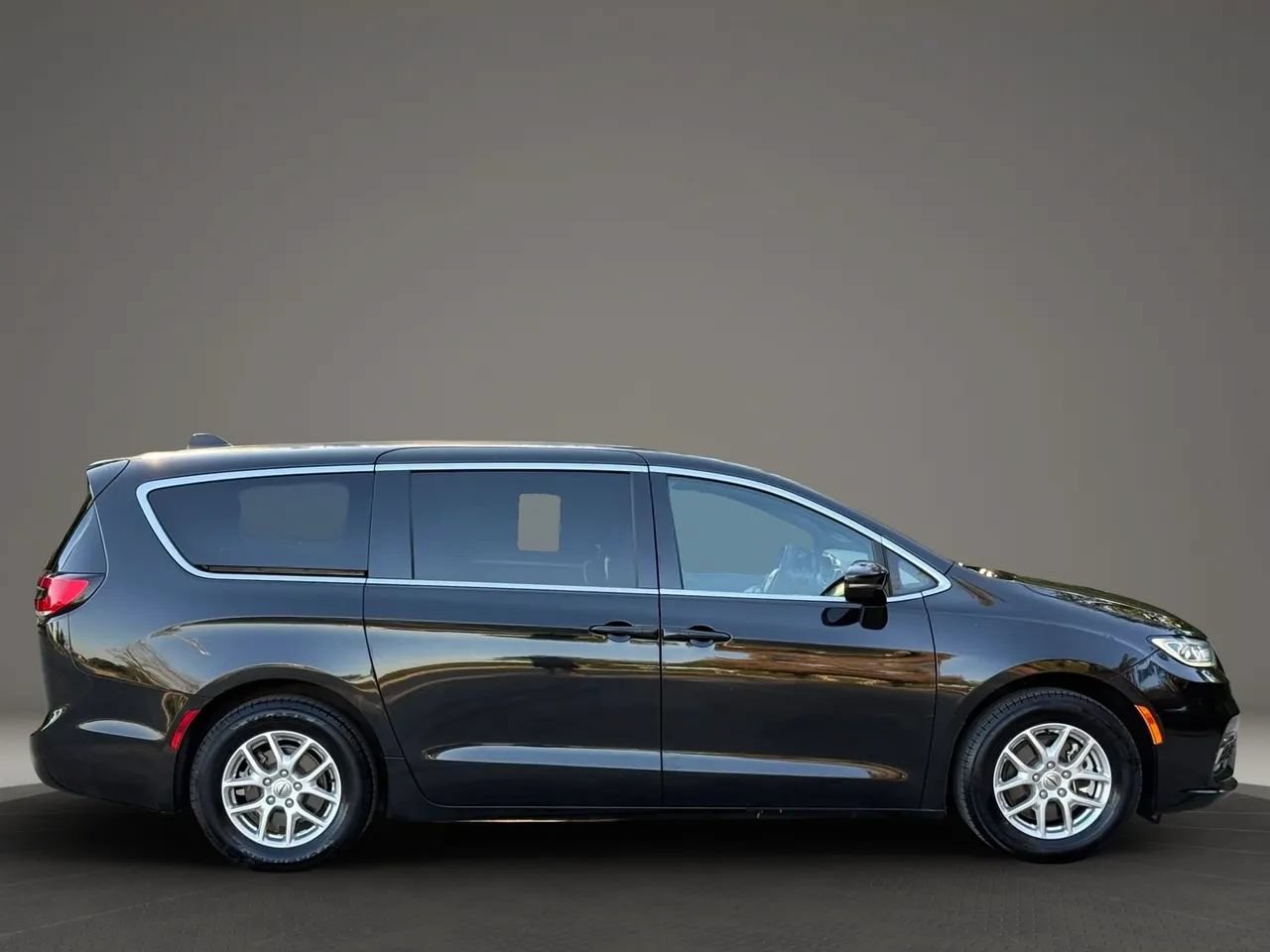 Used 2024 Chrysler Pacifica Touring FWD image 7