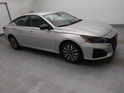 Used 2024 Nissan Altima 2.5 SV image 11