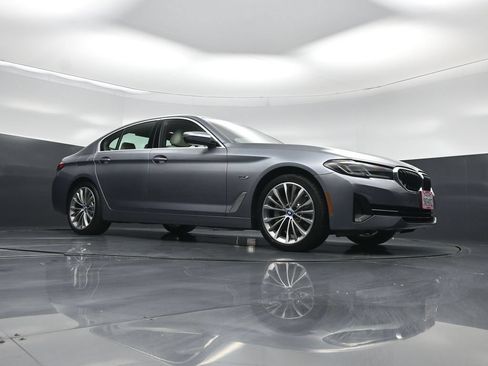Used 2022 BMW 530e w/ Convenience Package RWD image 3
