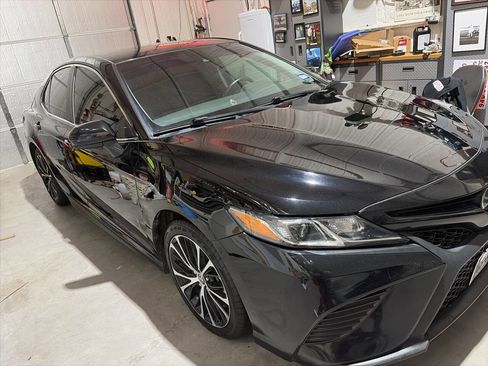 Used 2020 Toyota Camry SE image 2