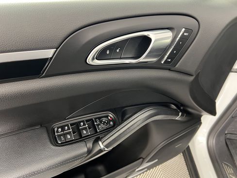 Used 2017 Porsche Cayenne Platinum Edition image 17