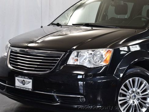 Used 2014 Chrysler Town & Country Touring-L image 2