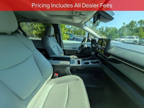 Used 2025 Toyota Sienna XLE FWD image 11