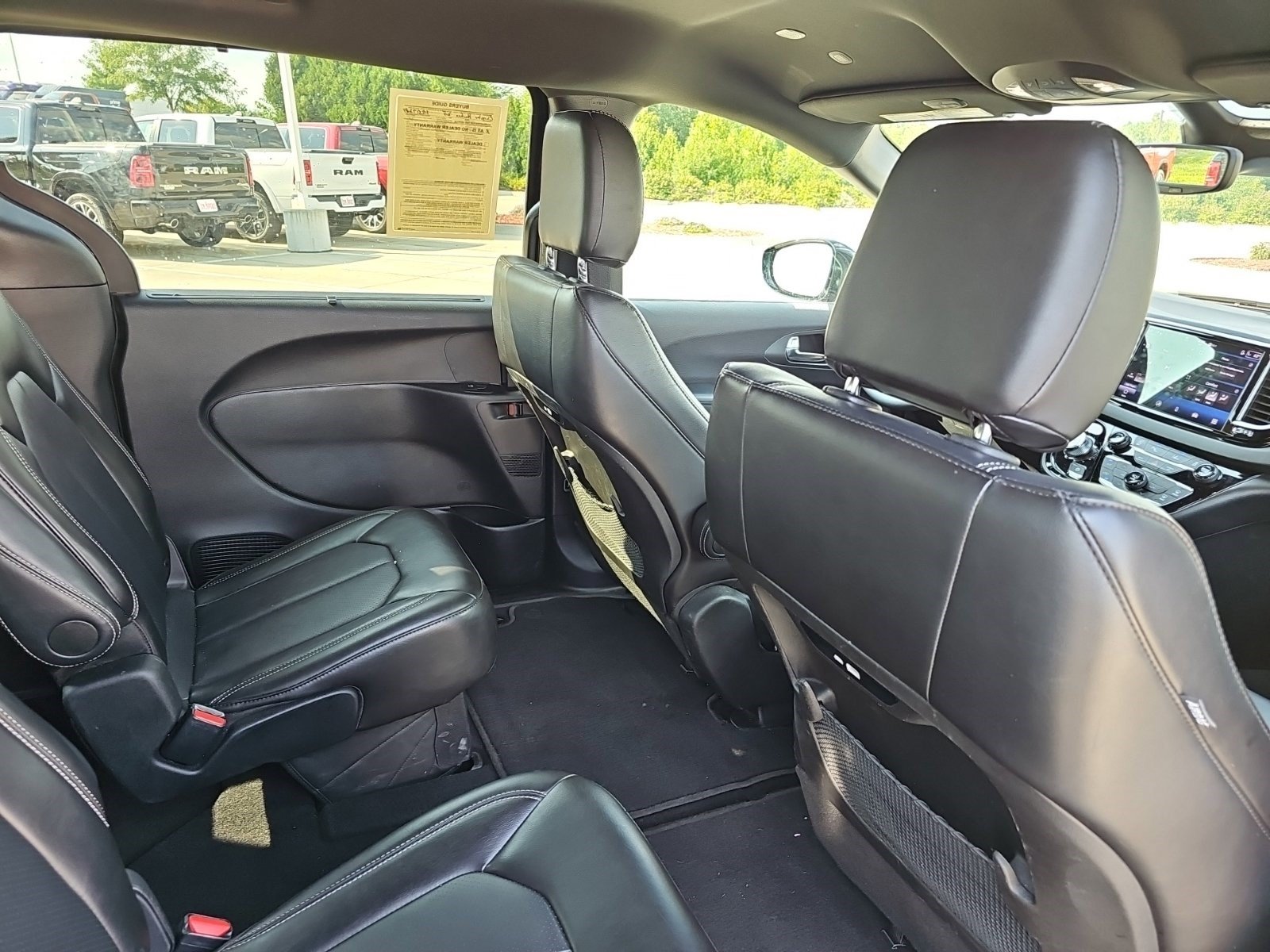 Used 2025 Chrysler Pacifica Select FWD image 16