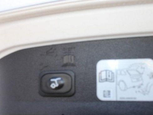 Used 2017 Ford Escape Titanium FWD image 11