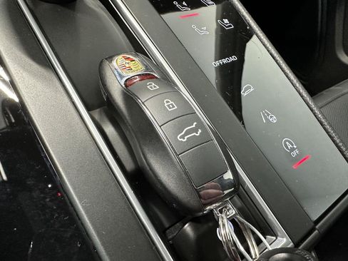 Certified 2026 Porsche Macan AWD/4WD image 46