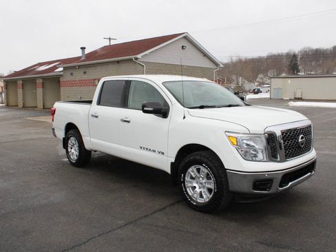 Used 2018 Nissan Titan SV image 7