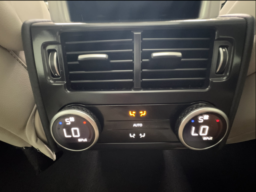 Used 2025 Land Rover Discovery S AWD/4WD image 25