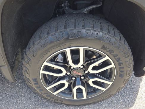 Used 2023 GMC Sierra 1500 AT4 w/ AT4 Premium Package AWD/4WD image 13