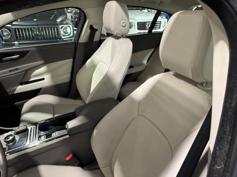Used 2017 Jaguar XE Premium image 21