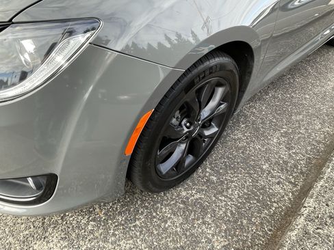 Used 2020 Chrysler Pacifica Limited w/ Advanced Safetytec Group FWD image 10