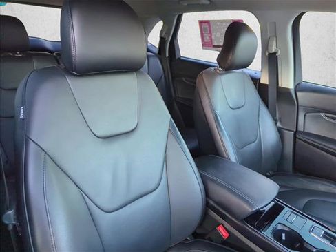 Used 2019 Ford Edge Titanium image 28