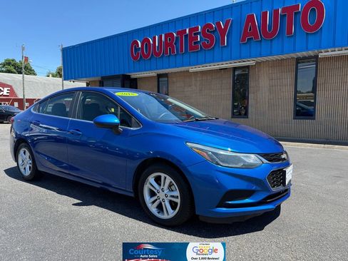 Used 2018 Chevrolet Cruze LT FWD image 1