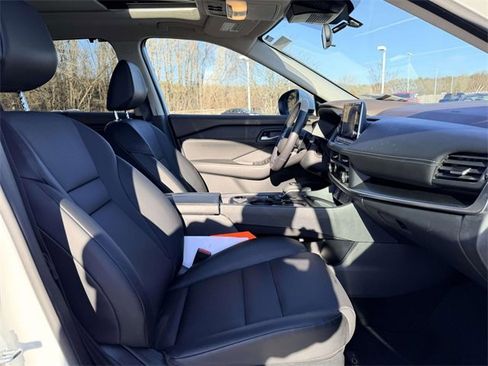 Used 2023 Nissan Rogue SV w/ SV Premium B Package image 12