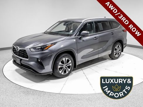 Used 2022 Toyota Highlander XLE image 1