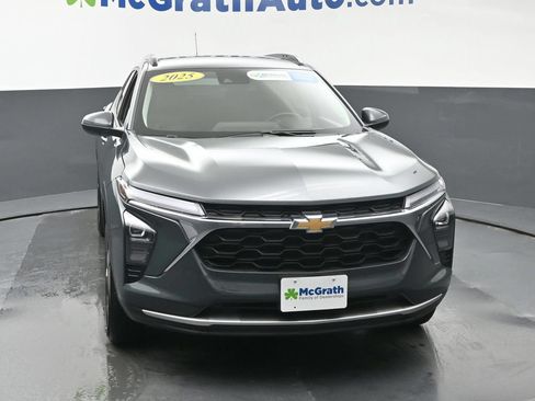 Used 2025 Chevrolet Trax LT w/ LT Convenience Package FWD image 5