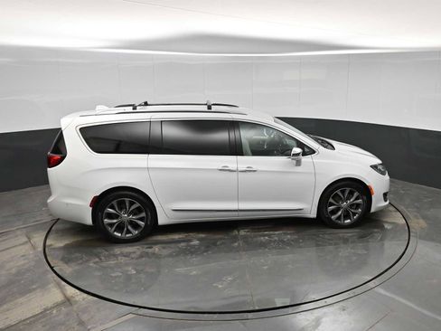 Used 2017 Chrysler Pacifica Limited w/ UConnect Theater Package image 29