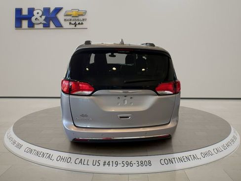 Used 2017 Chrysler Pacifica Touring-L FWD image 5