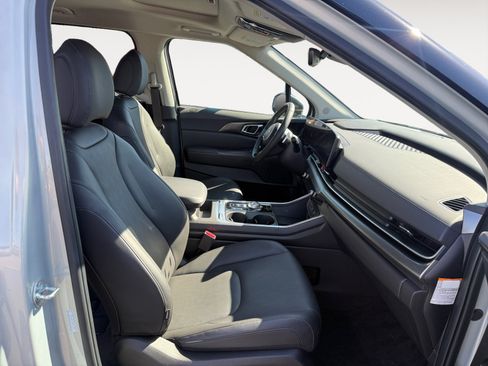 Used 2025 Kia Carnival SX w/ SX Dark Edition Package FWD image 19