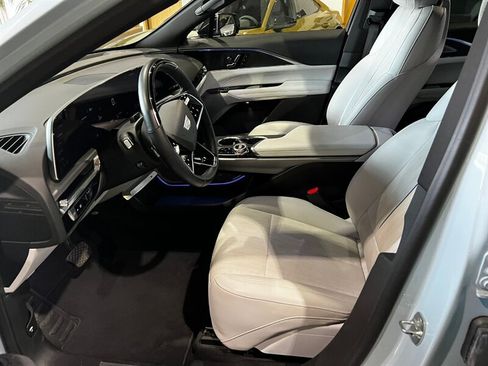 Used 2024 Cadillac Lyriq Luxury AWD/4WD image 15