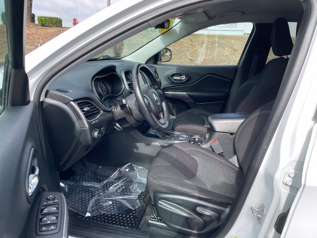 Used 2019 Jeep Cherokee Latitude w/ Cold Weather Group FWD image 16