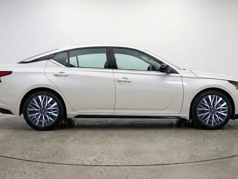 Used 2025 Nissan Altima 2.5 SV image 11