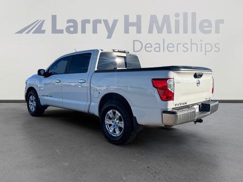 Used 2018 Nissan Titan SV image 3
