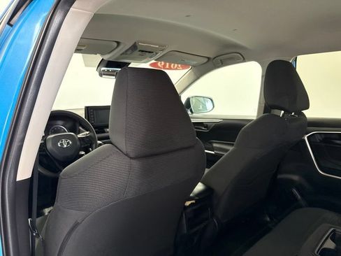 Used 2019 Toyota RAV4 LE w/ Carpet Mat Package AWD/4WD image 17