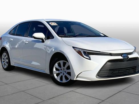 Used 2024 Toyota Corolla LE image 3