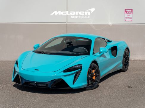 Used 2024 McLaren Artura image 1