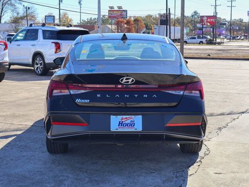 Certified 2025 Hyundai Elantra SEL image 20