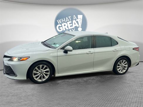 Used 2022 Toyota Camry LE image 7