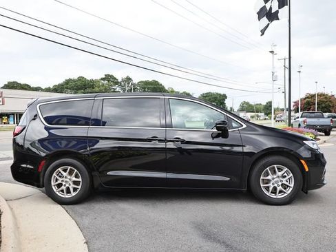 Used 2025 Chrysler Pacifica Select FWD image 11
