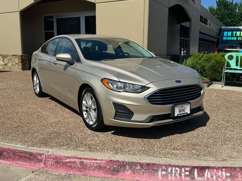 Used 2019 Ford Fusion SE FWD image 6