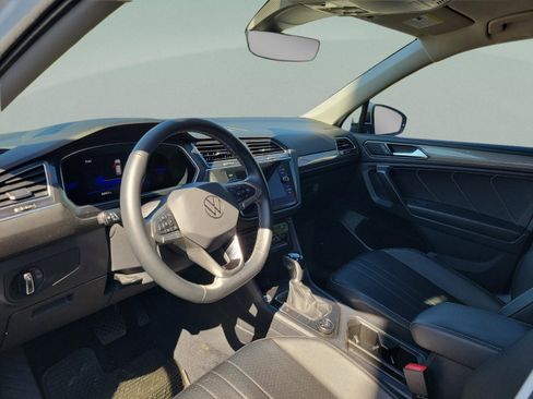 Used 2022 Volkswagen Tiguan SE image 8