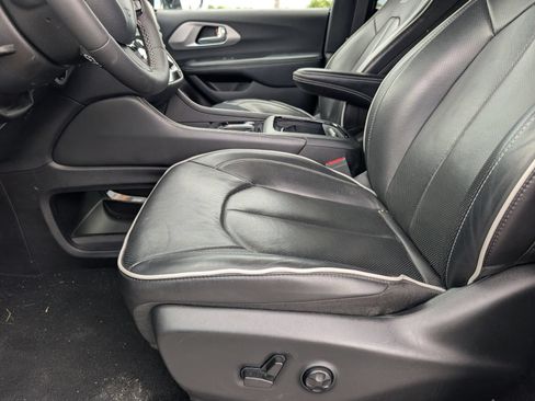 Used 2025 Chrysler Pacifica Limited FWD image 6