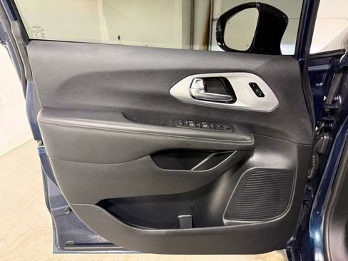 Used 2025 Chrysler Pacifica Limited FWD image 11