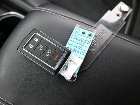 Used 2025 Jeep Grand Cherokee Altitude RWD image 32