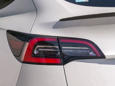 Used 2020 Tesla Model Y Long Range image 10